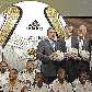 Parreira, Beckenbauer e os jogadores da África do Sul apresentam a bola da final da Copa 2010 Parreira, Beckenbauer e os jogadores da África do Sul apresentam a bola da final da Copa 2010