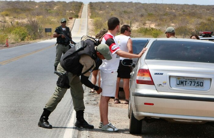 Polícia Militar revistando carro na Rodovia PE 483 com destino a Cabrobó