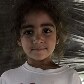 Menina mostra sua blusa com palavras de incentivo à habitação para famílias sem-teto