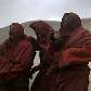 Monges tibetanos caminham durante tempestade de areia em nome das vítimas do terremoto na China Monges tibetanos caminham durante tempestade de areia em nome das vítimas do terremoto na China