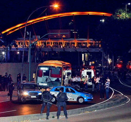 Sequestro a ônibus no Rio de Janeiro termina com 5 feridos e 2 presos 