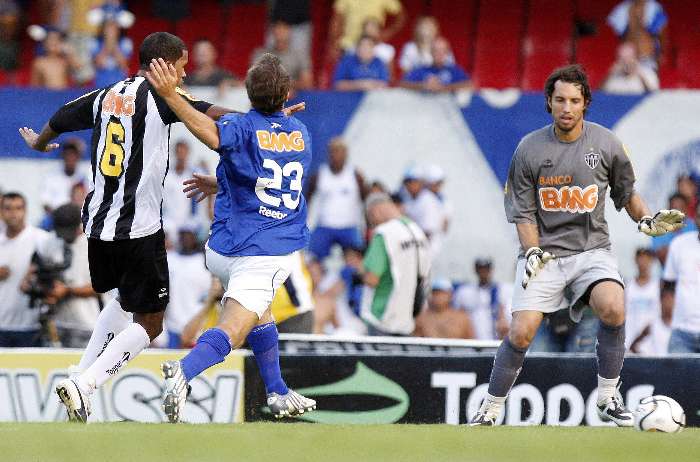 Leandro, do Atlético-MG, tenta impedir que Roger, do Cruzeiro, de chegar na bola em clássico