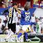 Leandro, do Atlético-MG, tenta impedir que Roger, do Cruzeiro, de chegar na bola em clássico Leandro, do Atlético-MG, tenta impedir que Roger, do Cruzeiro, de chegar na bola em clássico