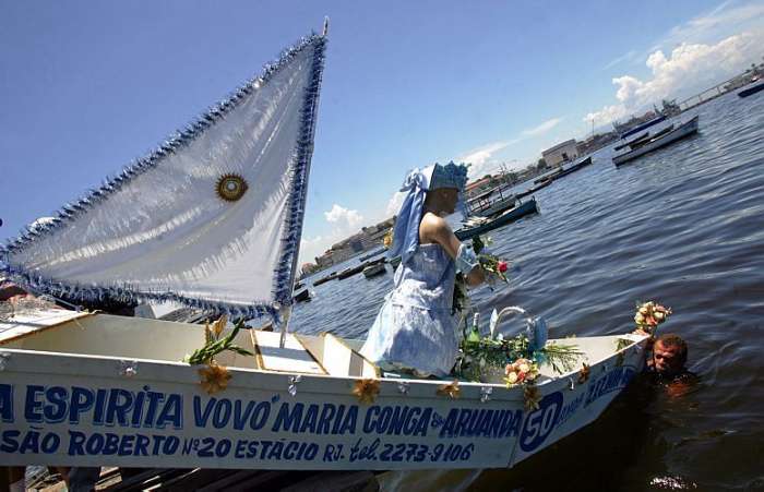Religiosos prestam homenagem no dia de Iemanjá, e saem em procissão na Praça da Cinelândia, no RJ