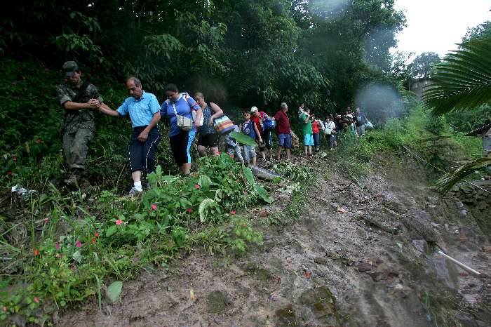 Exército auxilia nos resgates de moradores no Morro do Jordão