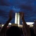Cidades - Em Brasília, a situação ficou complicada. Manifestantes subiram a rampa do Congresso e tomaram a cobertura do prédio - Foto: Ed Ferreira/AE