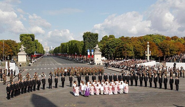 Coral infantil e o do Exército francês durante desfile do Dia da Bastilha