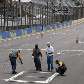 Homens pintam as posições no grid de largada do Autódromo de Interlagos Homens pintam as posições no grid de largada do Autódromo de Interlagos