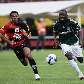 Leandro Domingues e Armero disputam bola em Vitória 3 x 2 Palmeiras