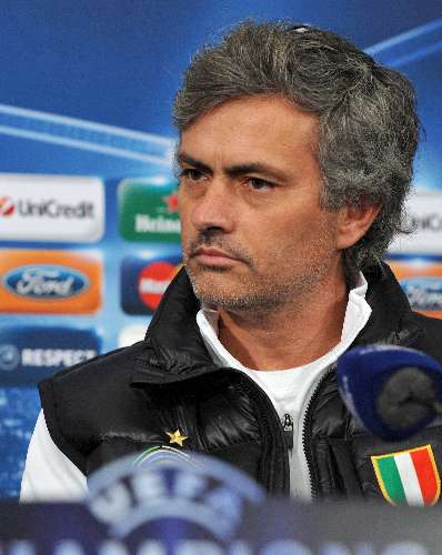 José Mourinho, técnico da Internazionale, observa os jornalistas antes de entrevista