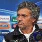José Mourinho, técnico da Internazionale, observa os jornalistas antes de entrevista