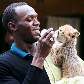 Jamaicano Usain Bolt adota filhote de guepardo em visita ao Quênia