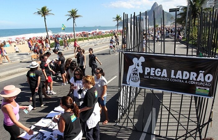 Ato no Rio por julgamento do Mensalão simula cadeia