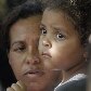 Mãe e filha observam a retirada dos móveis e objetos do antigo prédio do INSS