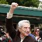 Plínio de Arruda Sampaio, candidato à Presidência pelo PSOL, vota no Colégio Santa Cruz, em SP