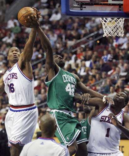 Marreese Speights, dos Sixers, bloqueia bola de Tony Allen, dos Celtics