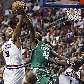 Marreese Speights, dos Sixers, bloqueia bola de Tony Allen, dos Celtics