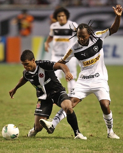 Primeiro clássico de Seedorf no Botafogo termina com vitória do Vasco