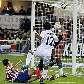 Marcelo chuta para fazer gol para o Real contra o Atlético de Madrid Marcelo chuta para fazer gol para o Real contra o Atlético de Madrid