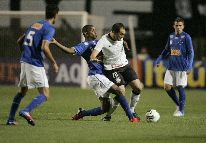 Paulinho marca no final e Corinthians bate Cruzeiro