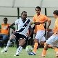 Carlos Alberto, do Vasco, tenta passar pela dupla marcação do Nova Iguaçu, que venceu por 3 a 2