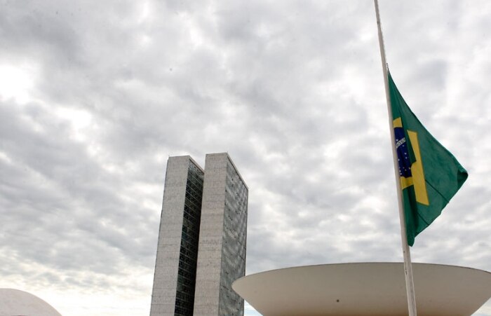 Bandeira a meio mastro no Congresso