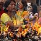 Ritual hindu para Shiva, deus da destruição e regeneração, em templo de Katmandu, Nepal Ritual hindu para Shiva, deus da destruição e regeneração, em templo de Katmandu, Nepal