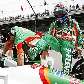 Tony Kanaan entra em seu carro para treino das 500 milhas de Indianápolis Tony Kanaan entra em seu carro para treino das 500 milhas de Indianápolis