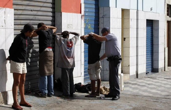 PMs expulsam usuários da cracolândia