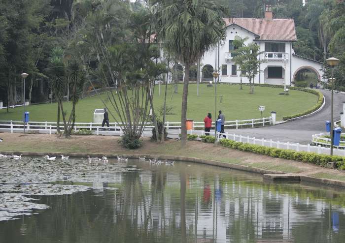 O palácio de veraneio também tem um lago a frente do jardim de entrada