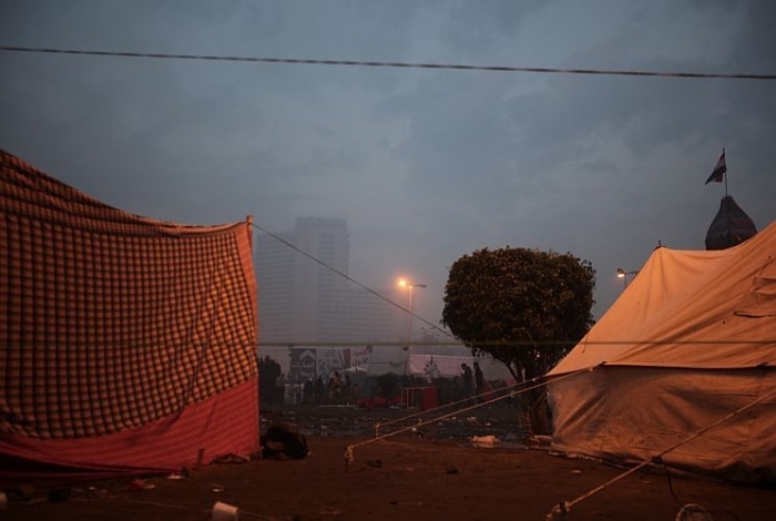 Na Praça Tahrir, egípcios protestam contra governo militar e comemoram um ano sem Hosni Mubarak