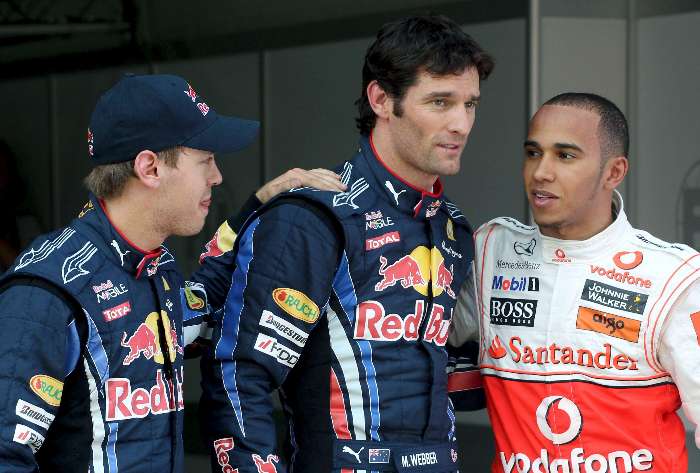 Vettel e Hamilton cumprimentam Mark Webber pela conquista da pole position do GP da Espanha de F-1