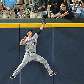 O jardineiro Lucas Duda, do New York Mets, defende a bola no muro, para decepção do torcedor