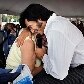 Artista presta tributo a Elvis fazendo uma serenata a uma das espectadoras em Memphis