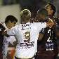 Jogadores de Lanús (branco) e Universitário brigam após empate por 0 a 0 pela Libertadores