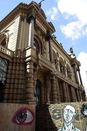 Detalhe da fachada do Teatro