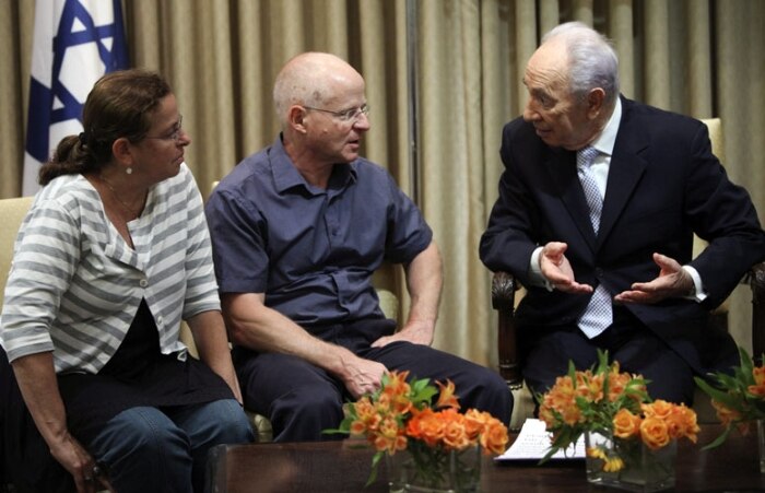 Pais de Shalit, Noam e Aviva Shalit, se reúnem ao longo dos anos com autoridades na sede do CICV