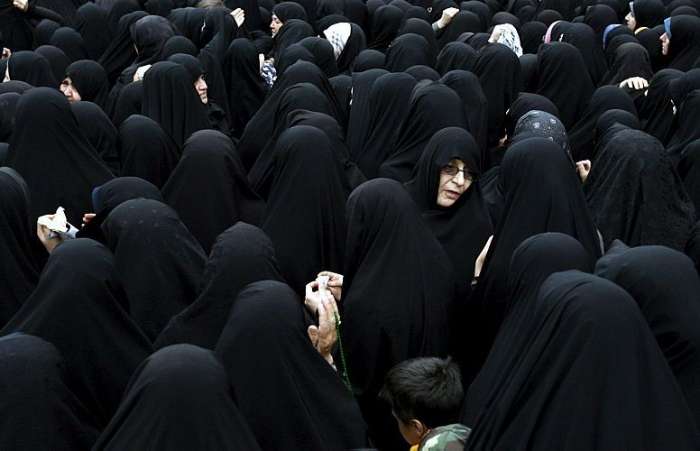 Mulheres iranianas durante cerimônia em memória às vítimas da guerra Irã Iraque (1980-1088)