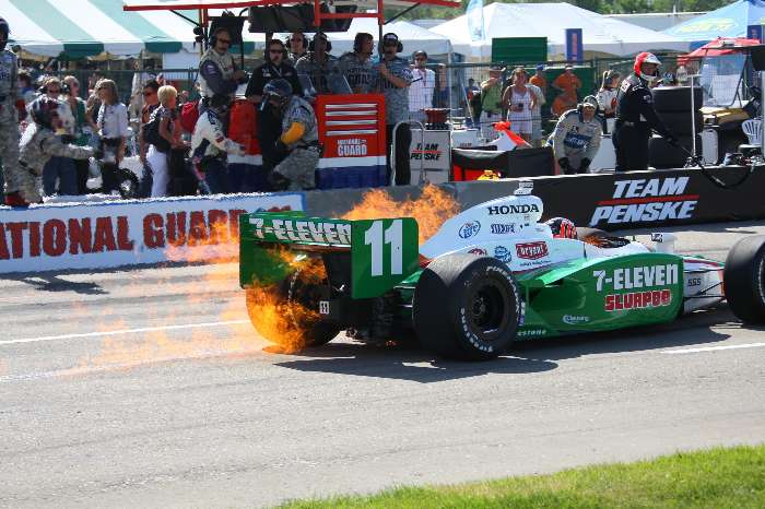 Carro de Tony Kanaan pega fogo após vazamento de etanol no reabastecimento