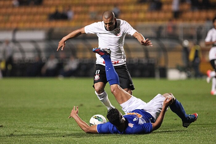 Paulinho marca no final e Corinthians bate Cruzeiro