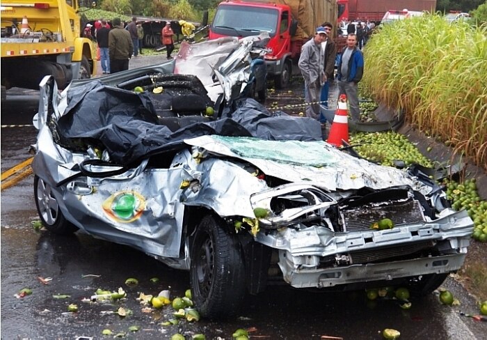 Dois jornalistas morrem em acidente entre carro e caminhão no RS