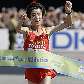 Xue Bai, da China, cruza linha de chegada da maratona no Mundial de atletismo Xue Bai, da China, cruza linha de chegada da maratona no Mundial de atletismo