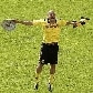 Dede comemora conquista do Campeonato Alemão pelo Borussia Dortmund