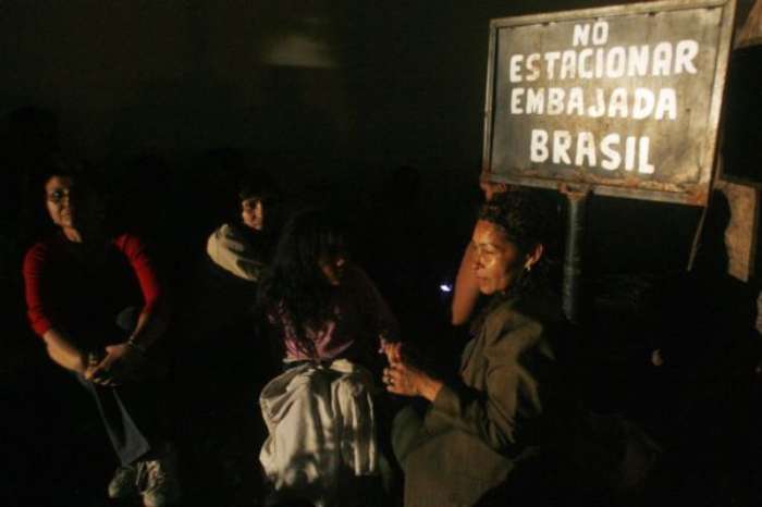 Partidários de Zelaya acamparam e passaram a noite em frente à embaixada brasileira de Tegucigalpa