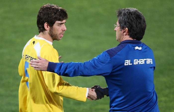 Os brasileiros Juninho Pernambucano e Caio Junior se cumpirmentam durante treino do Al-Gharrafa