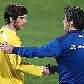 Os brasileiros Juninho Pernambucano e Caio Junior se cumpirmentam durante treino do Al-Gharrafa