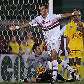 Washington corre para comemorar gol do São Paulo no Mirassol