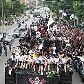 Jogadores do Corinthia desembarcaram no aeroporto e comemoraram com torcida pelas ruas de São Paulo.