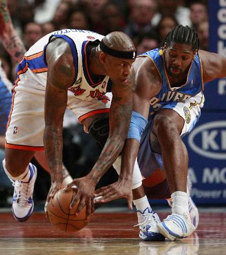 Al Harrington, do New York Knicks, tenta manter a posse da bola contra Nenê, do Denver Nuggets