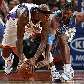 Al Harrington, do New York Knicks, tenta manter a posse da bola contra Nenê, do Denver Nuggets